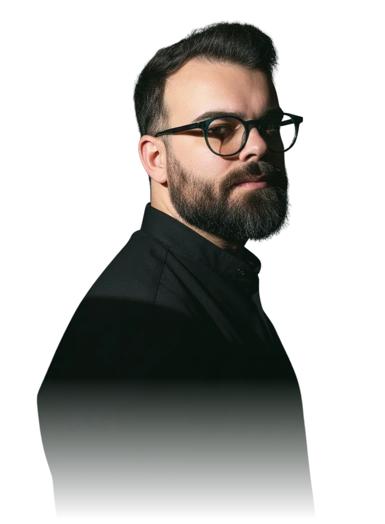 Johny Santos, psicólogo, de óculos e barba, olhando por cima do ombro
